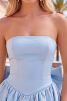 Laden Sie das Bild in den Galerie-Viewer, Schwarzes Trägerloses A-Linie Kurzes Abendkleid mit Rückenschleife