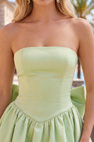 Laden Sie das Bild in den Galerie-Viewer, Schwarzes Trägerloses A-Linie Kurzes Abendkleid mit Rückenschleife