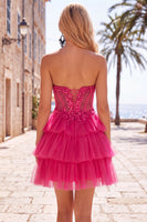 Laden Sie das Bild in den Galerie-Viewer, Fuchsia A Linie Korsett Trägerloses Gestuftes Kurzes Abendkleid mit Spitzenapplikationen