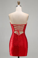 Laden Sie das Bild in den Galerie-Viewer, Glitzerndes Rotes Bodycon Trägerloses Kurzes Abendkleid mit Perlen