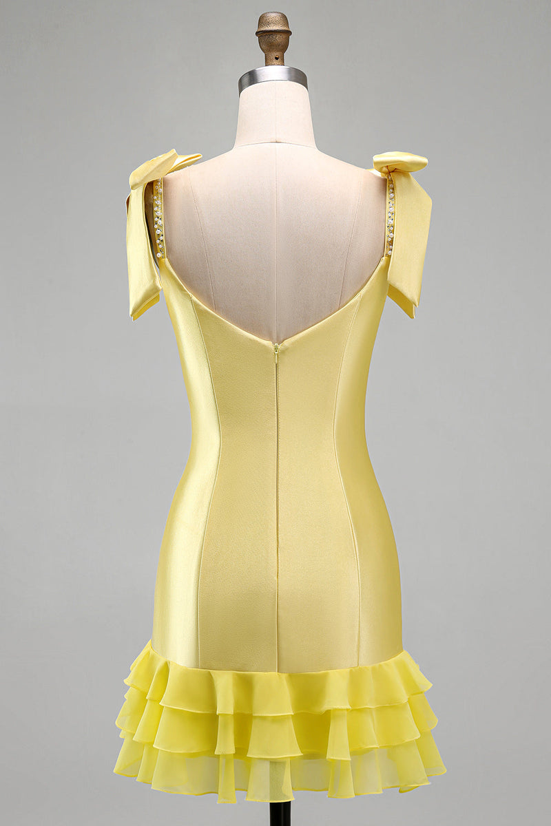 Laden Sie das Bild in den Galerie-Viewer, Gelbes, satiniertes, gerüschendes Saum und perlenbesetztes kurzes Homecoming-Kleid mit Schleifenträgern