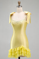 Laden Sie das Bild in den Galerie-Viewer, Gelbes, satiniertes, gerüschendes Saum und perlenbesetztes kurzes Homecoming-Kleid mit Schleifenträgern