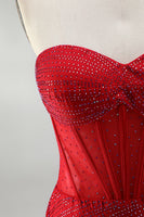 Laden Sie das Bild in den Galerie-Viewer, Rotes Korsett Bodycon Trägerloses, perlenbesetztes kurzes Homecoming-Kleid mit Schnürung auf dem Rücken