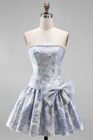Laden Sie das Bild in den Galerie-Viewer, Staubiges blaues Jacquard Pearls A-Line trägerloses kurzes Homecoming-Kleid mit Schleife