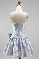 Laden Sie das Bild in den Galerie-Viewer, Staubiges blaues Jacquard Pearls A-Line trägerloses kurzes Homecoming-Kleid mit Schleife