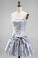 Laden Sie das Bild in den Galerie-Viewer, Staubiges blaues Jacquard Pearls A-Line trägerloses kurzes Homecoming-Kleid mit Schleife