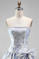Laden Sie das Bild in den Galerie-Viewer, Staubiges blaues Jacquard Pearls A-Line trägerloses kurzes Homecoming-Kleid mit Schleife