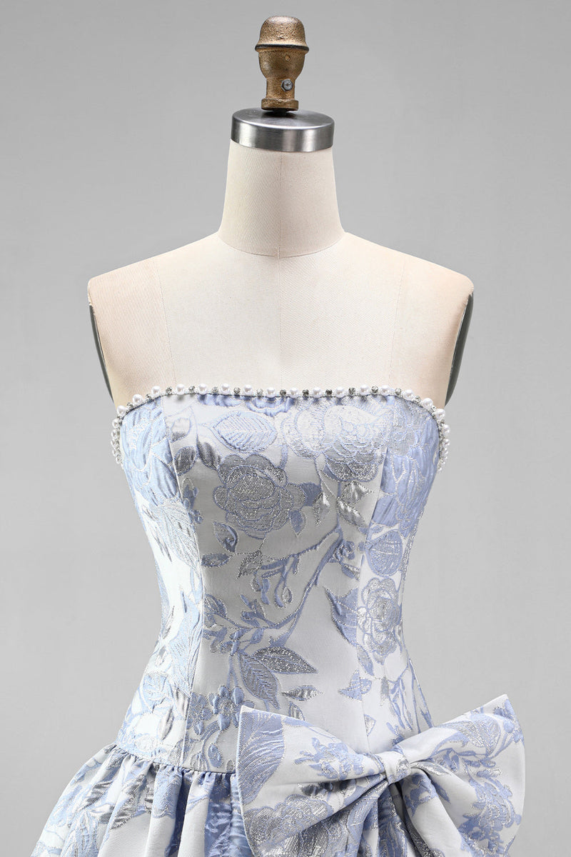 Laden Sie das Bild in den Galerie-Viewer, Staubiges blaues Jacquard Pearls A-Line trägerloses kurzes Homecoming-Kleid mit Schleife