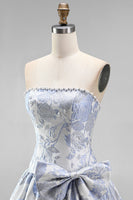 Laden Sie das Bild in den Galerie-Viewer, Staubiges blaues Jacquard Pearls A-Line trägerloses kurzes Homecoming-Kleid mit Schleife