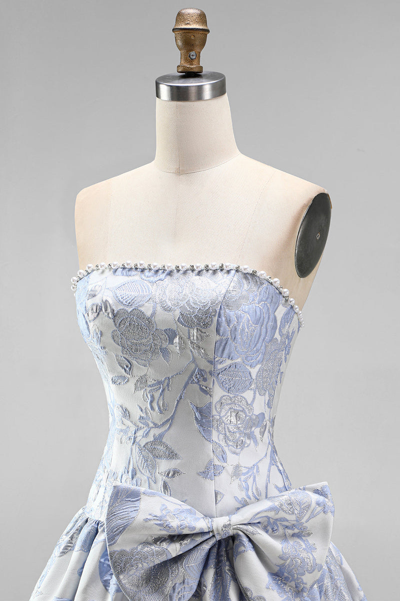 Laden Sie das Bild in den Galerie-Viewer, Staubiges blaues Jacquard Pearls A-Line trägerloses kurzes Homecoming-Kleid mit Schleife