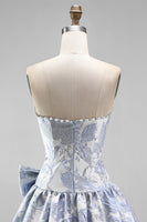 Laden Sie das Bild in den Galerie-Viewer, Staubiges blaues Jacquard Pearls A-Line trägerloses kurzes Homecoming-Kleid mit Schleife