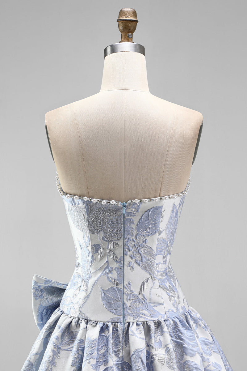 Laden Sie das Bild in den Galerie-Viewer, Staubiges blaues Jacquard Pearls A-Line trägerloses kurzes Homecoming-Kleid mit Schleife