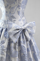 Laden Sie das Bild in den Galerie-Viewer, Staubiges blaues Jacquard Pearls A-Line trägerloses kurzes Homecoming-Kleid mit Schleife
