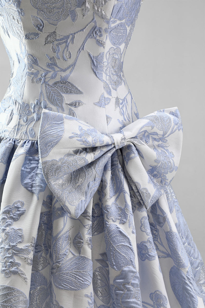 Laden Sie das Bild in den Galerie-Viewer, Staubiges blaues Jacquard Pearls A-Line trägerloses kurzes Homecoming-Kleid mit Schleife