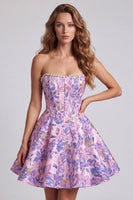Laden Sie das Bild in den Galerie-Viewer, Fliederfarbenes Korsett, geblümte Jacquard-Perlen A-Linie trägerloses kurzes Homecoming-Kleid