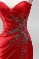 Laden Sie das Bild in den Galerie-Viewer, Trägerloses Meerjungfrauen-Zug mit gerafftem Zug Satinrotes Abschlussballkleid mit Schlitz