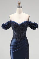 Laden Sie das Bild in den Galerie-Viewer, Navyblaues Schulterloses Korsett Satin Applikationen Langes Abschlussballkleid mit Schlitz