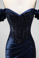 Laden Sie das Bild in den Galerie-Viewer, Navyblaues Schulterloses Korsett Satin Applikationen Langes Abschlussballkleid mit Schlitz