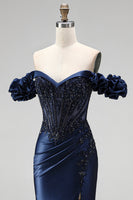 Laden Sie das Bild in den Galerie-Viewer, Navyblaues Schulterloses Korsett Satin Applikationen Langes Abschlussballkleid mit Schlitz
