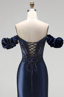 Laden Sie das Bild in den Galerie-Viewer, Navyblaues Schulterloses Korsett Satin Applikationen Langes Abschlussballkleid mit Schlitz