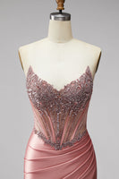 Laden Sie das Bild in den Galerie-Viewer, Meerjungfrauen Korsett Satin Trägerlos Rosa Abschlussballkleid mit Schlitz