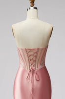 Laden Sie das Bild in den Galerie-Viewer, Meerjungfrauen Korsett Satin Trägerlos Rosa Abschlussballkleid mit Schlitz