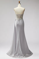 Laden Sie das Bild in den Galerie-Viewer, Hellgraues Korsett, Satinperlen, Strasssteine, Meerjungfrauen-Abschlussballkleid mit Drapieren,