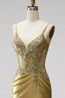 Laden Sie das Bild in den Galerie-Viewer, Goldenes Meerjungfrauen Korsett Satin Strassstein Gerafftes Spaghettiträger Langes Abschlussballkleid mit Schlitz