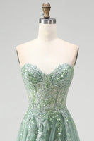 Laden Sie das Bild in den Galerie-Viewer, Glitzer Staubiges Salbei Korsett Blumenapplikationen Tüll Trägerloses Pailletten Langes Abschlussballkleid mit Schlitz