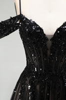 Laden Sie das Bild in den Galerie-Viewer, Kalte Schulter Schwarzes A-Linie Tüll Pailletten Appliquen Langes Abschlussballkleid mit Schlitz