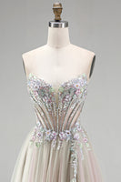 Laden Sie das Bild in den Galerie-Viewer, Dusty Rose Blumenapplikationen Rhinestone Korsett Tüll A-Linie Trägerloses Langes Abschlussballkleid mit Schlitz