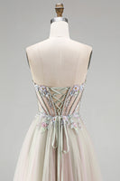 Laden Sie das Bild in den Galerie-Viewer, Dusty Rose Blumenapplikationen Rhinestone Korsett Tüll A-Linie Trägerloses Langes Abschlussballkleid mit Schlitz