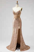 Laden Sie das Bild in den Galerie-Viewer, Glitzerndes Goldenes Korsett Meerjungfrauen Strasssteine Pailletten Trägerloses Langes Abschlussballkleid mit Schlitz