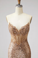 Laden Sie das Bild in den Galerie-Viewer, Glitzerndes Goldenes Korsett Meerjungfrauen Strasssteine Pailletten Trägerloses Langes Abschlussballkleid mit Schlitz