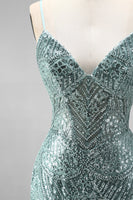 Laden Sie das Bild in den Galerie-Viewer, Staubgrünes Pailletten Strass V-Ausschnitt Spaghetti-Träger Meerjungfrauen Langes Ballkleid mit Schlitz