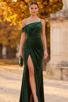 Laden Sie das Bild in den Galerie-Viewer, Dunkelgrünes Hülle Asymmetrisch Einschulter Gerafftes Langes Festkleid mit Perlenbesatz und Schlitz