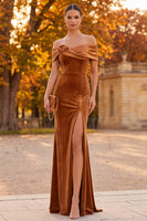 Laden Sie das Bild in den Galerie-Viewer, Braunes Samt Scheide Schulterfreies Langes Festkleid mit Schlitz