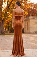 Laden Sie das Bild in den Galerie-Viewer, Braunes Samt Scheide Schulterfreies Langes Festkleid mit Schlitz
