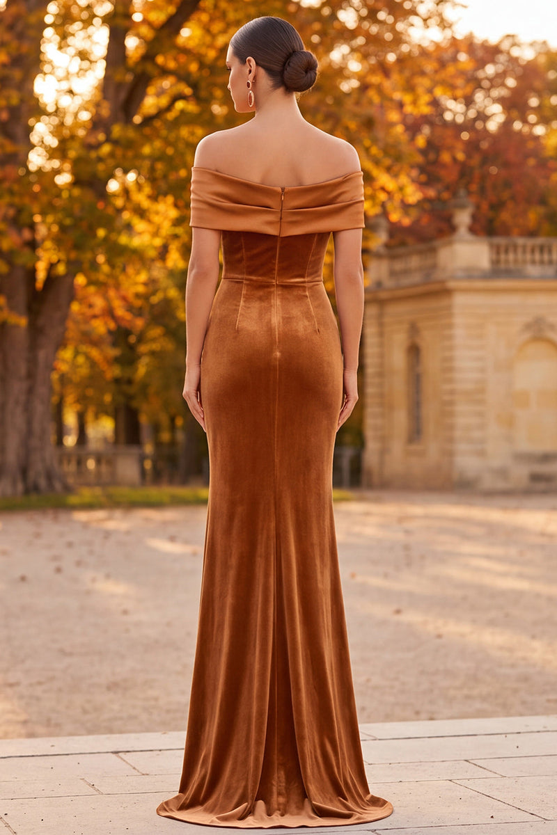 Laden Sie das Bild in den Galerie-Viewer, Braunes Samt Scheide Schulterfreies Langes Festkleid mit Schlitz