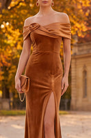 Laden Sie das Bild in den Galerie-Viewer, Braunes Samt Scheide Schulterfreies Langes Festkleid mit Schlitz