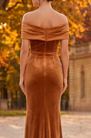 Laden Sie das Bild in den Galerie-Viewer, Braunes Samt Scheide Schulterfreies Langes Festkleid mit Schlitz