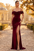 Laden Sie das Bild in den Galerie-Viewer, Burgunderrotes Samt Meerjungfrauen Korsett Schulterloses Gerafftes Spitze Maxi Festkleid mit Schlitz