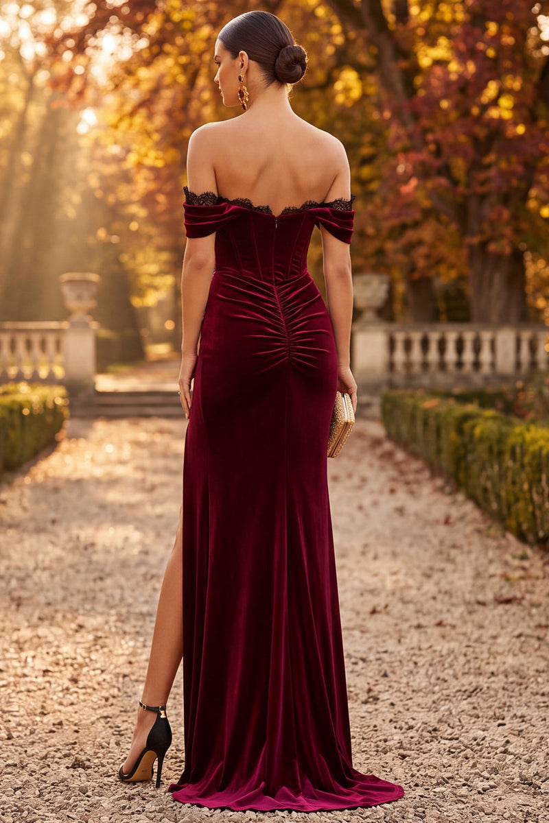 Laden Sie das Bild in den Galerie-Viewer, Burgunderrotes Samt Meerjungfrauen Korsett Schulterloses Gerafftes Spitze Maxi Festkleid mit Schlitz