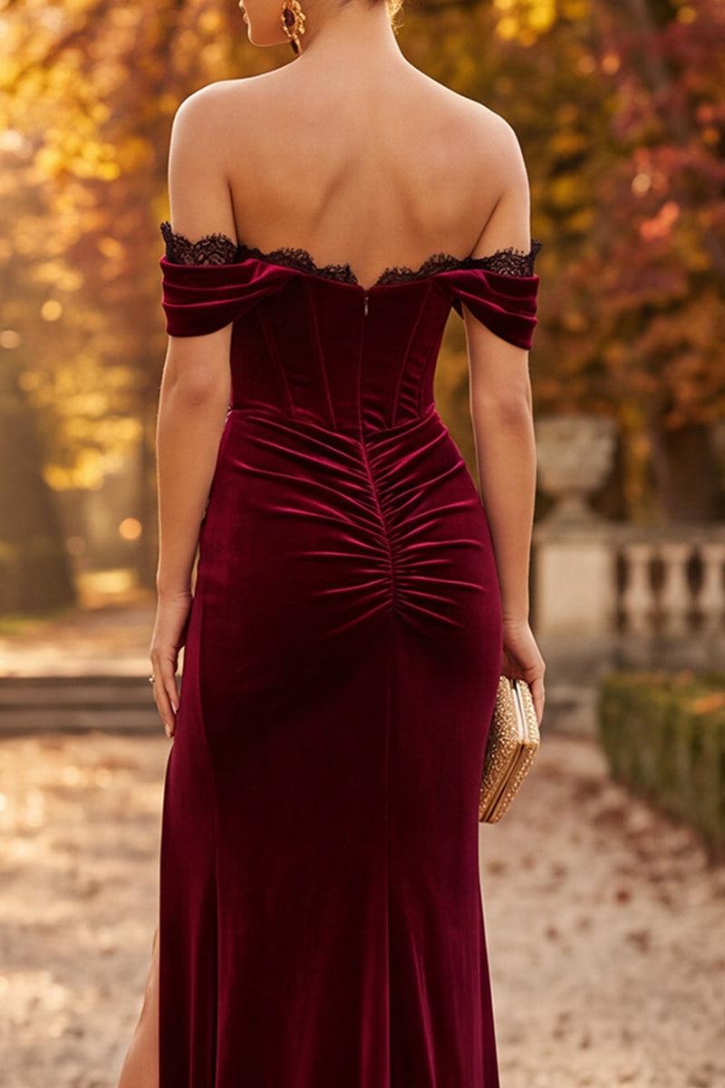 Laden Sie das Bild in den Galerie-Viewer, Burgunderrotes Samt Meerjungfrauen Korsett Schulterloses Gerafftes Spitze Maxi Festkleid mit Schlitz