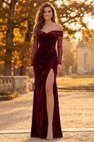 Laden Sie das Bild in den Galerie-Viewer, Burgunderrotes Samt Scheide Schulterloses Falten Langes Festkleid mit Schlitz