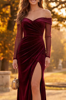 Laden Sie das Bild in den Galerie-Viewer, Burgunderrotes Samt Scheide Schulterloses Falten Langes Festkleid mit Schlitz