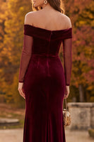 Laden Sie das Bild in den Galerie-Viewer, Burgunderrotes Samt Scheide Schulterloses Falten Langes Festkleid mit Schlitz
