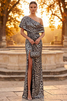 Laden Sie das Bild in den Galerie-Viewer, Silberne Leopardenbedrucktes Scheide Eine Schulter Gerafftes Langes Festliches Kleid mit Schlitz