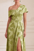 Laden Sie das Bild in den Galerie-Viewer, Ein grünes, asymmetrisches, einschulterbedrucktes Maxi-Mutter-der-Braut-Kleid mit seitlichem Schlitz