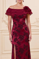 Laden Sie das Bild in den Galerie-Viewer, Burgunderrote Schulterscheide 3D-Blume Jacquard Langes Mutter-der-der-Braut-Kleid mit Schlitz